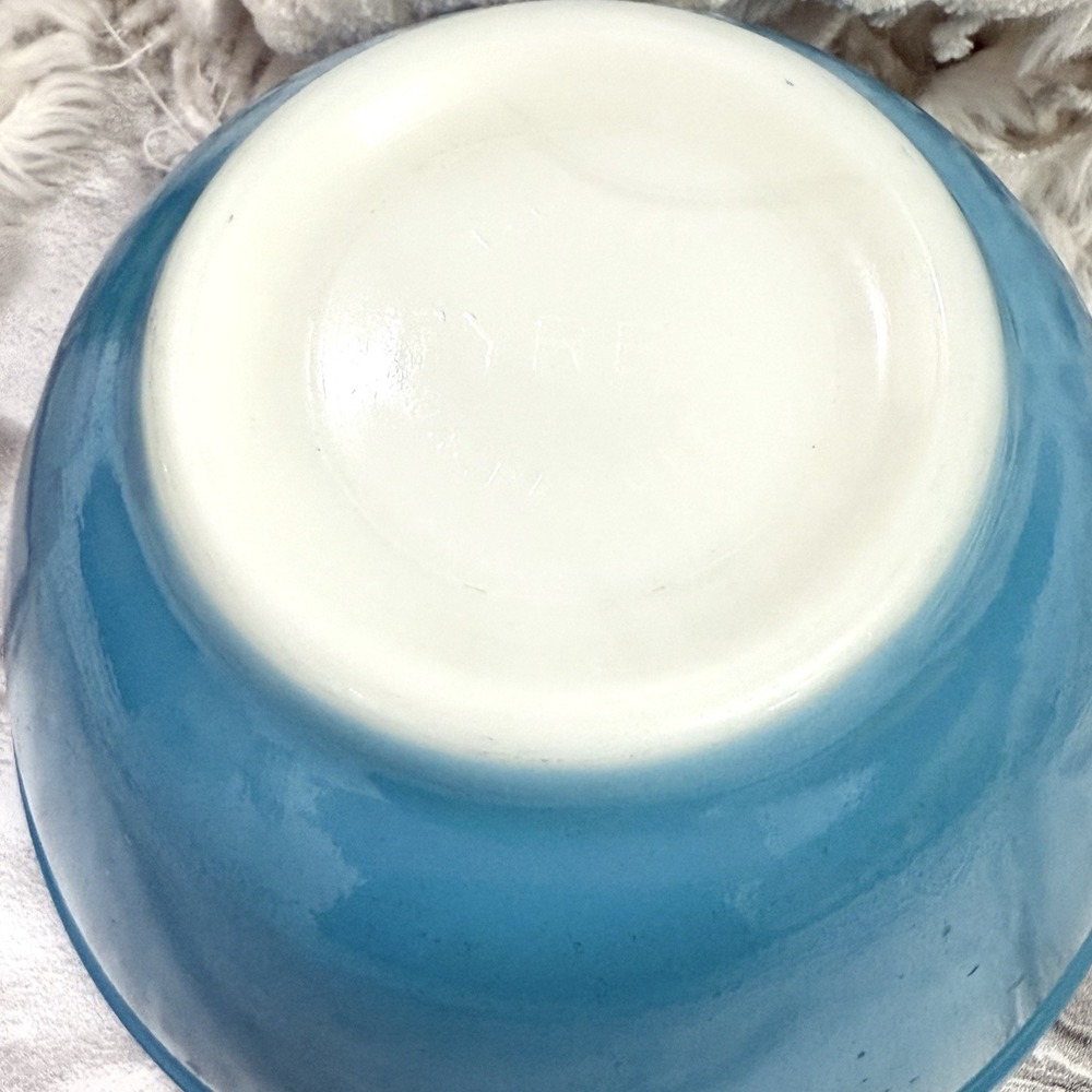 Vtg 1940's PYREX Primary Color Mixing Bowl Blue Milk Glass Thick Wall 1.5pt Bowl - Picture 4 of 6